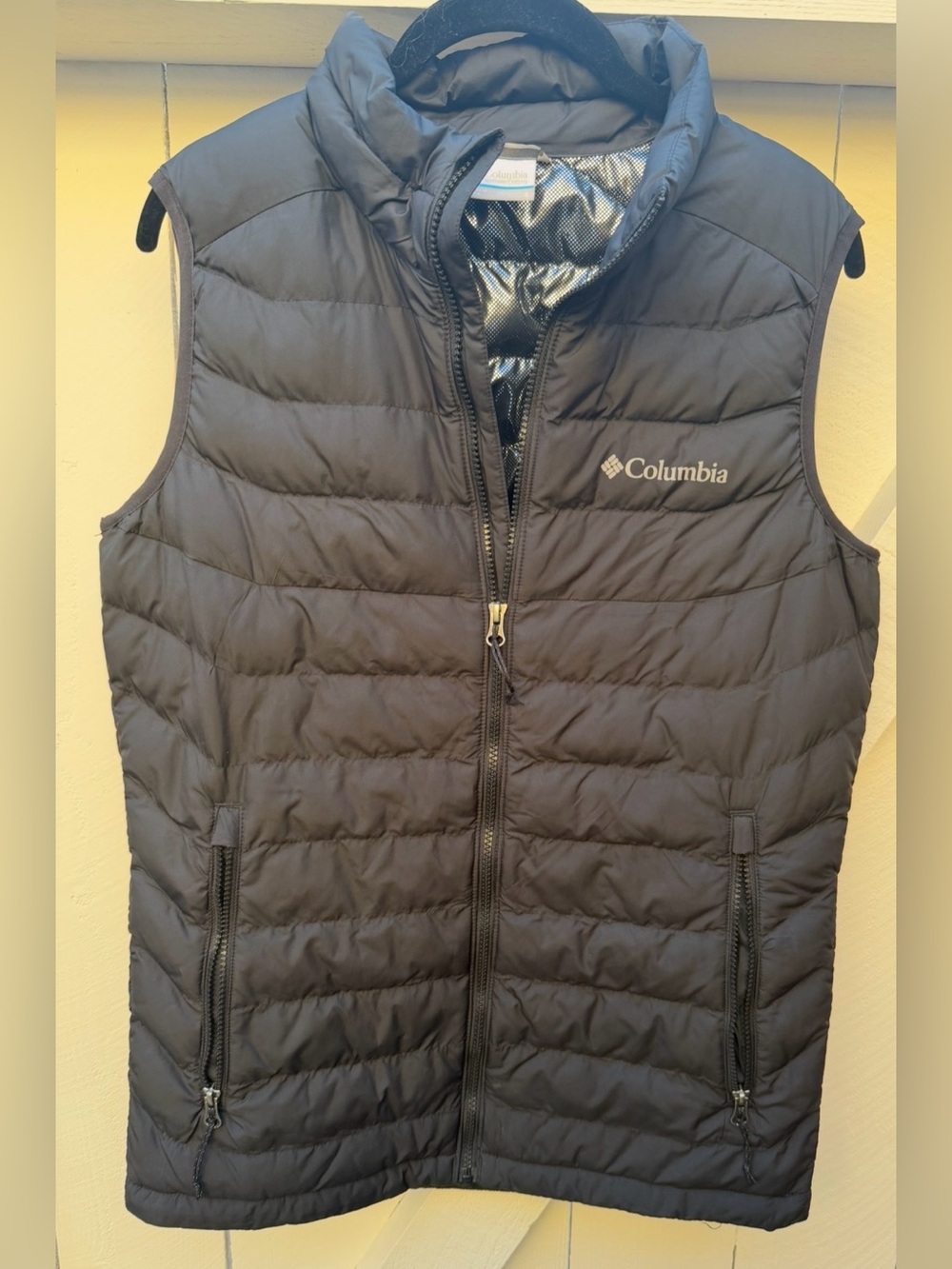 Columbia Men's White Out Omni-Heat Puffer Vest in black, size small